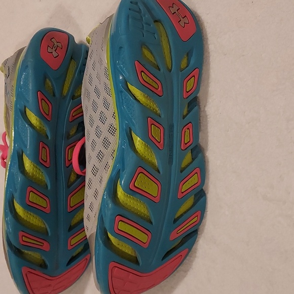 Women's Size 8 Under Armour Spine Sneakers - Picture 6 of 12